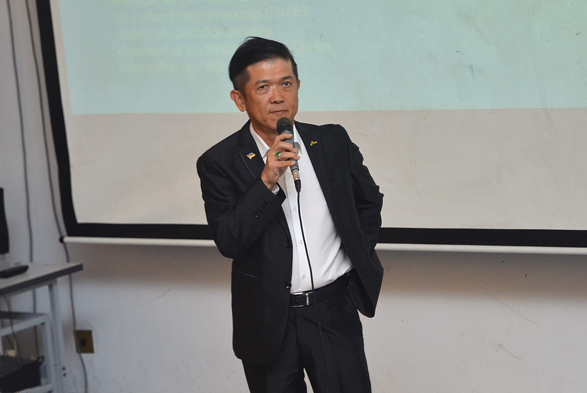 Datuk Seri Kwok advising students on how to be good entrepreneurs