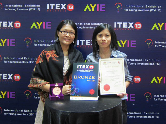Dr Lim Yang Mooi and her research assistant with their award