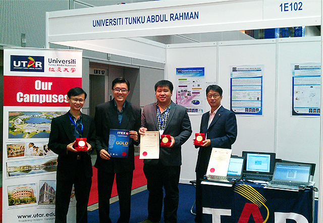 Dr Tan Syh Yuan, Ir Prof Goi Bok Min, Yap Wun She and Jin Zhe with the Gold Award.