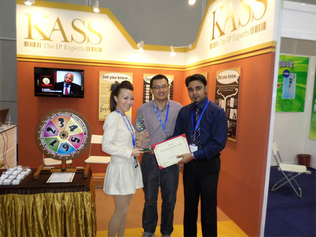 Dr Wong (left) and Dr Lim (centre) with a KASS representative