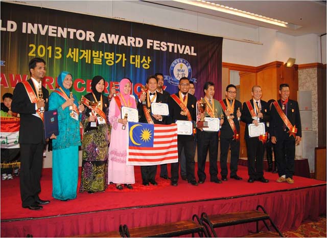 Ir Dr Low (second from right) alongside other Malaysian inventors