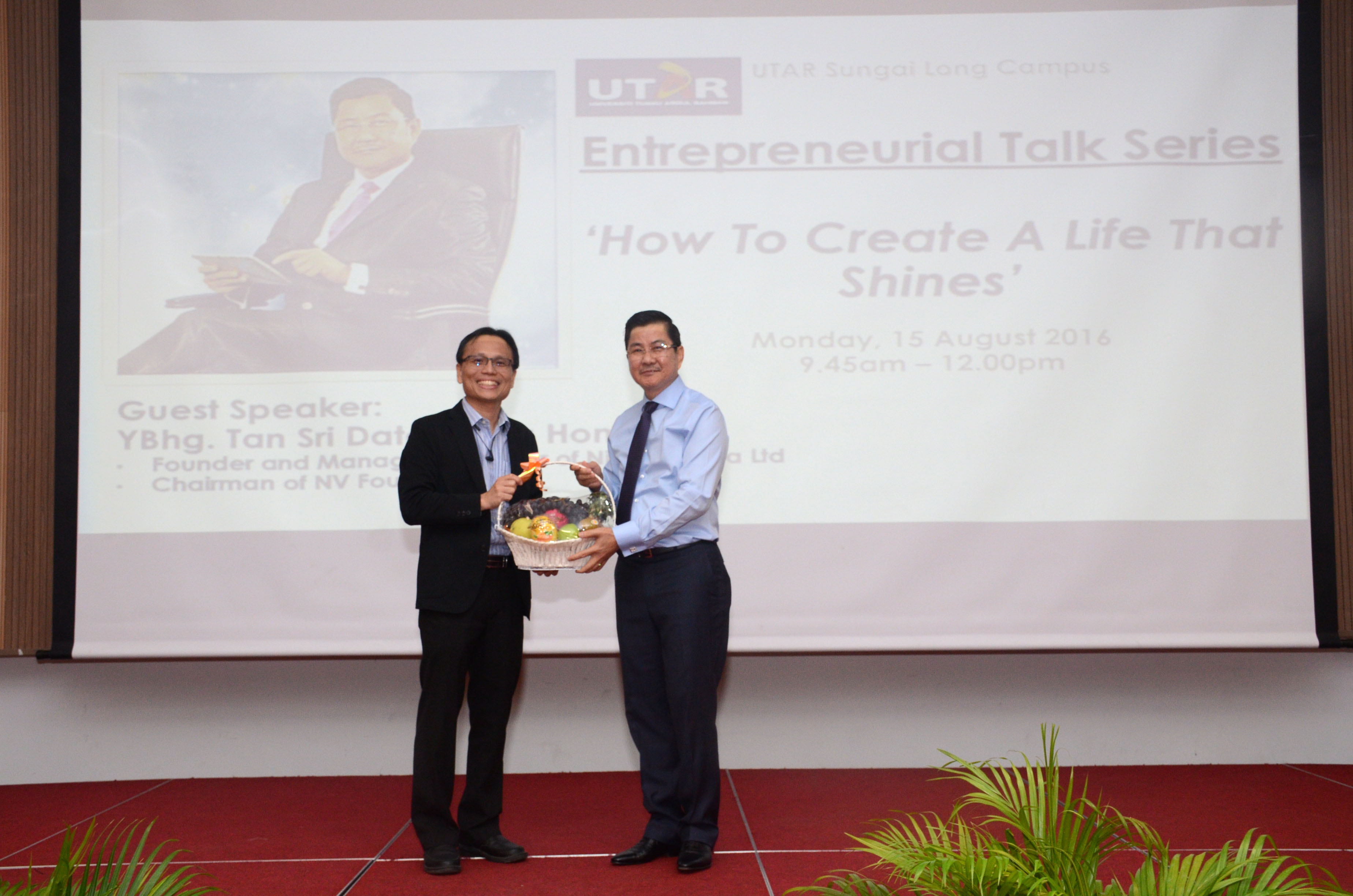Prof Lee (left) presenting a fruit basket to Tan Sri Kong