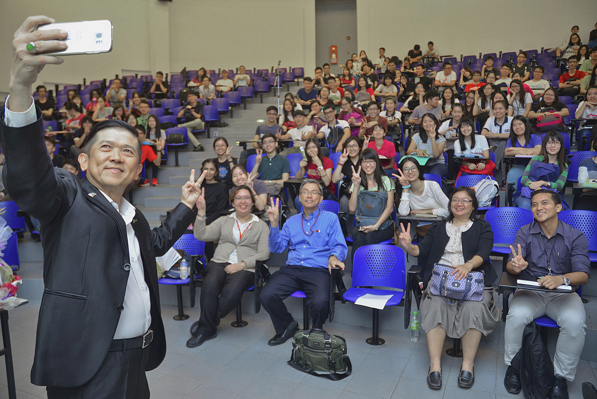 Sporting Datuk Seri Kwok taking a wefie with staff and participants