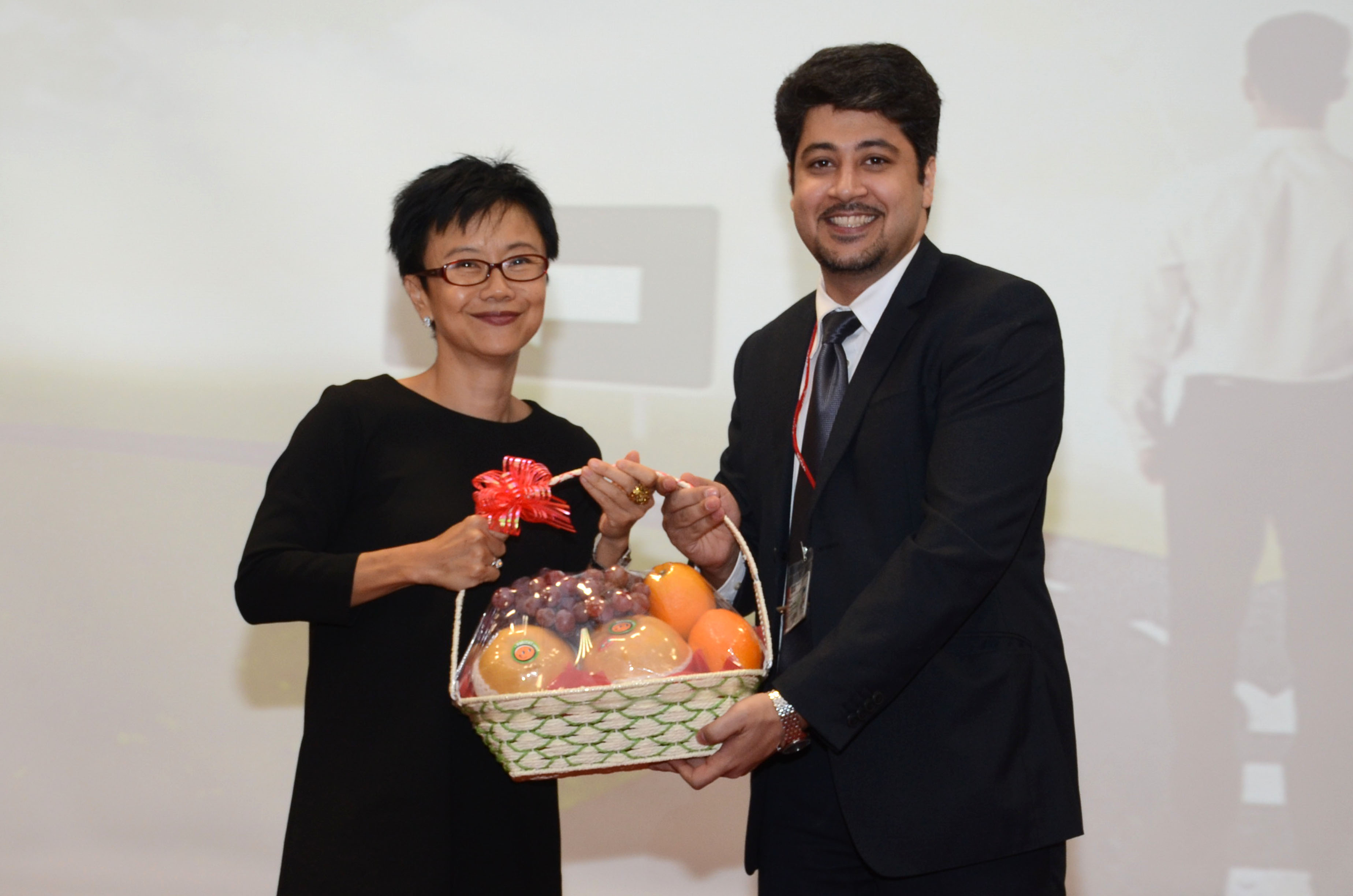 Dr Falahat presenting a token of appreciation to Ms. Shirley Low