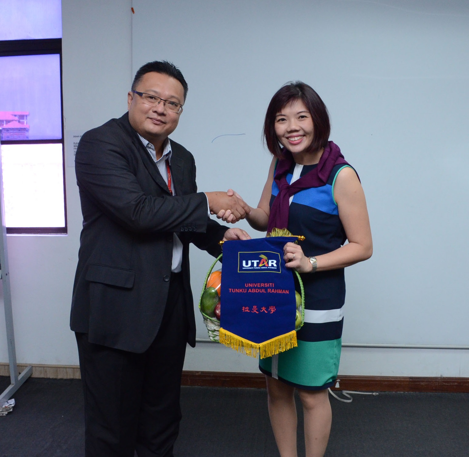 FAM Deputy Dean Dr Chong Shyue Chuan presenting gifts of appreciation to Goh