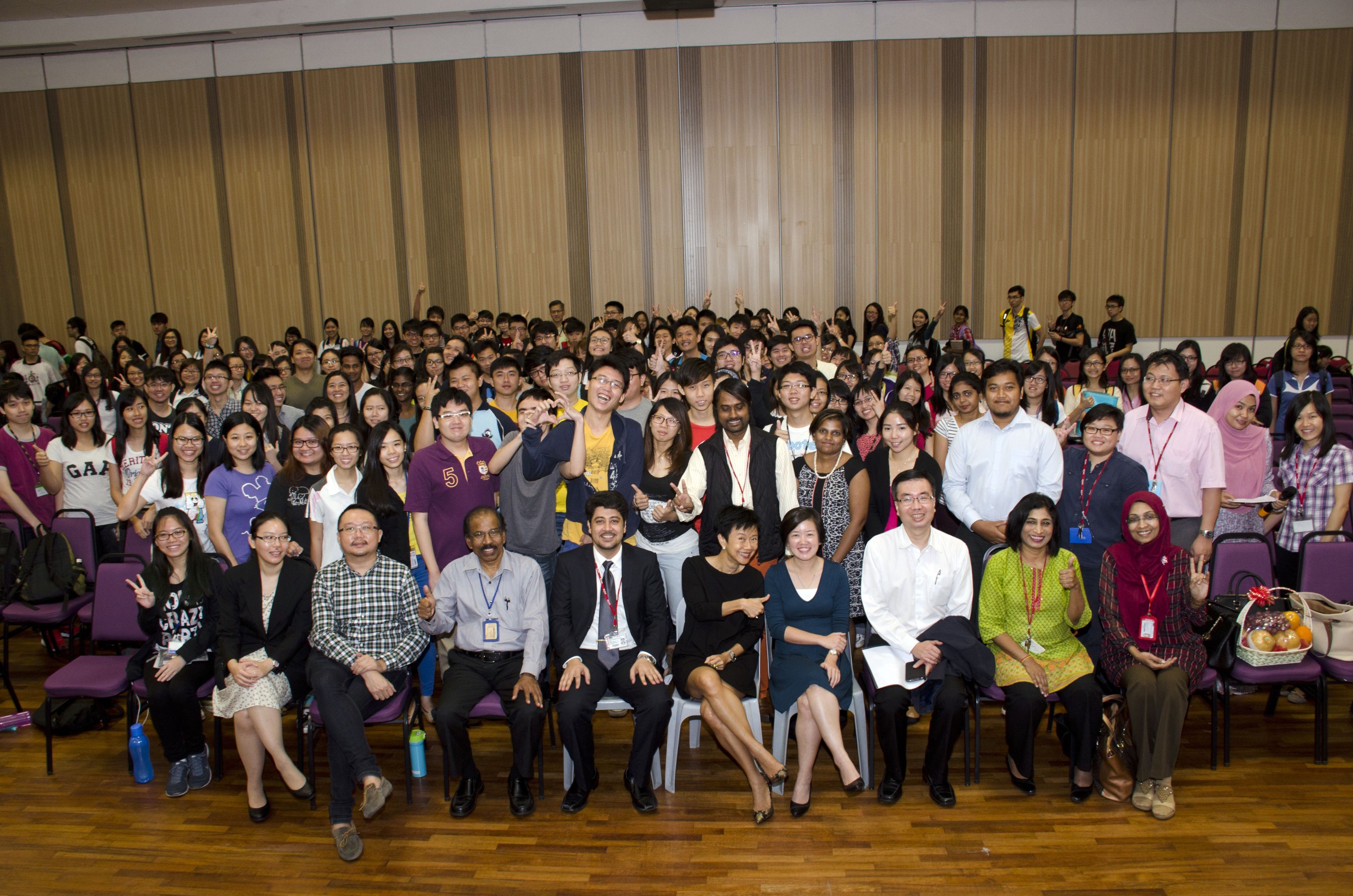 Group photo of UTAR staff and students with top executives from Lafarge Malaysia