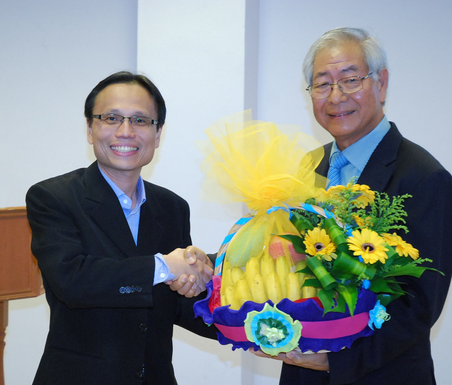 Prof. Ir. Dr. Lee Sze Wei presenting a token of appreciation to Dr. Ngau Boon Keat