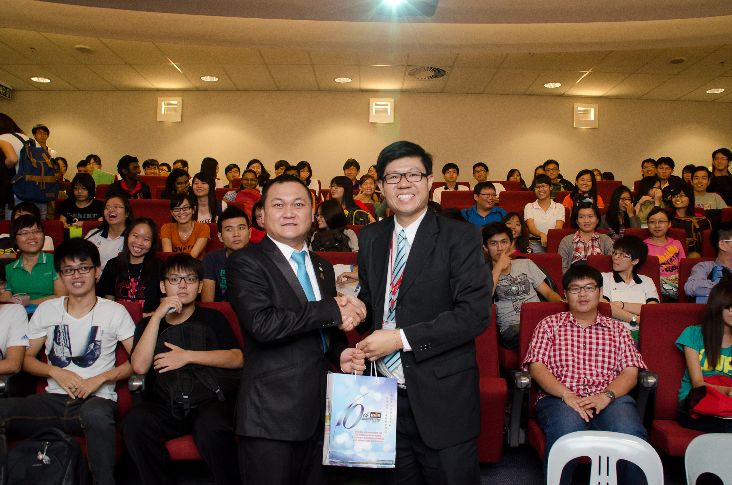 FBF Dean Prof Dr Choong Chee Keong presenting a souvenir to Dato' Looi