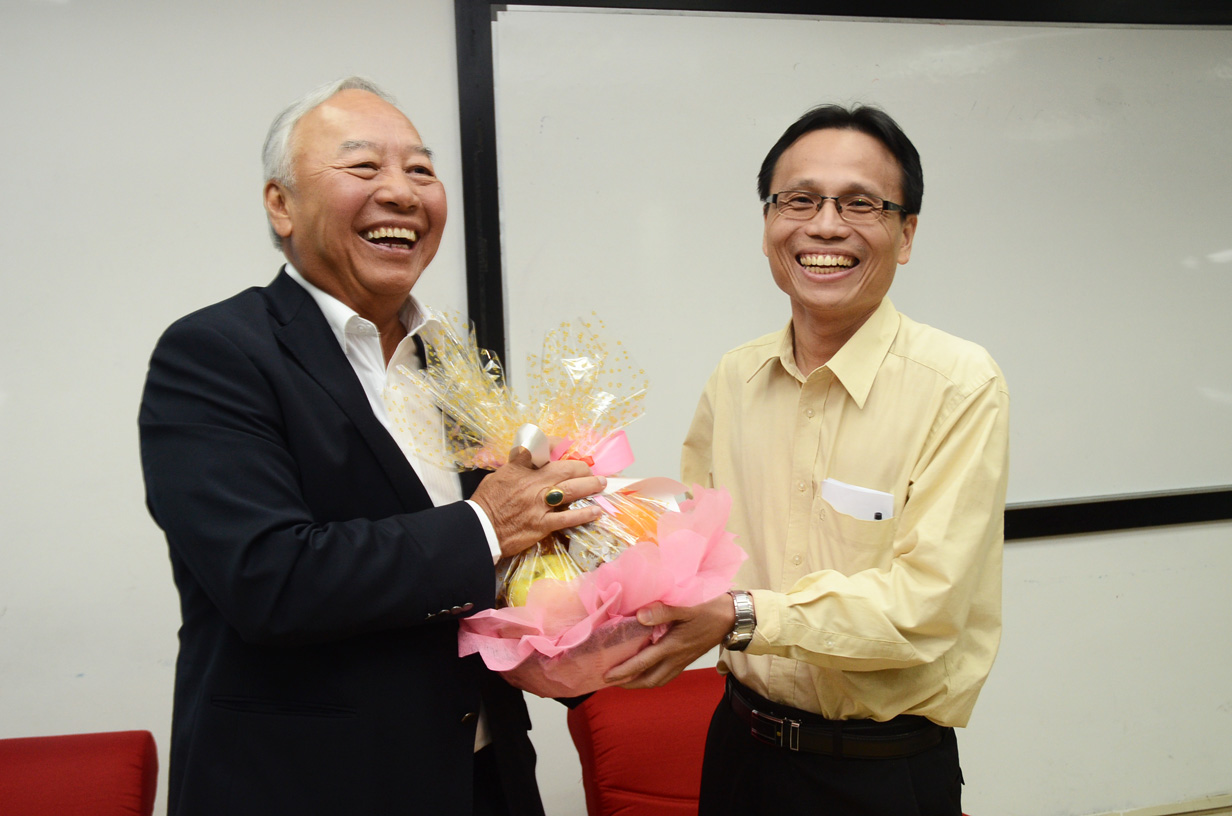 Prof Lee presenting a token of appreciation to Datuk Oh
