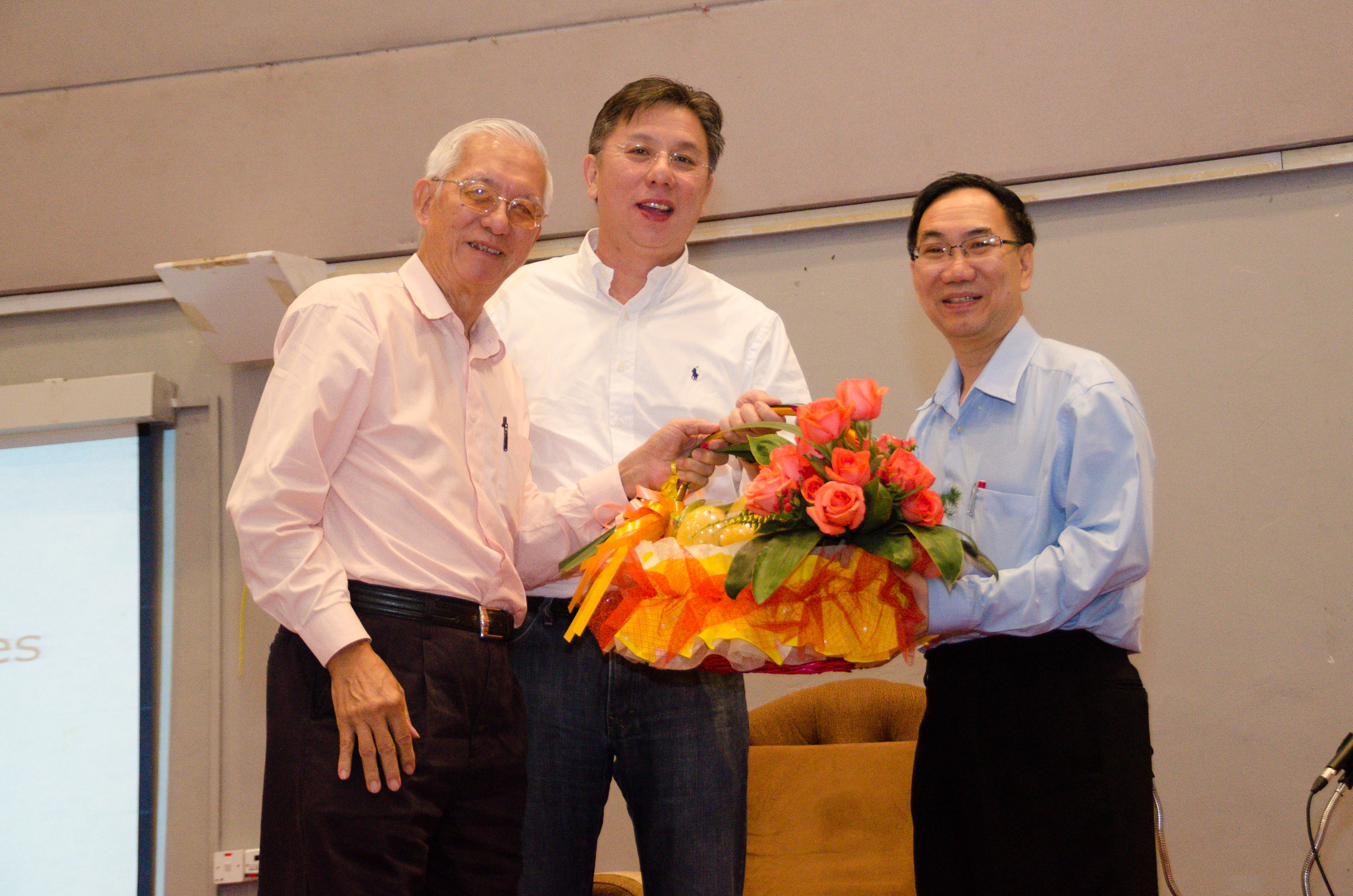 Tan Sri Sak (left) and Prof Chuah (right) presenting a token of appreciation to Chua