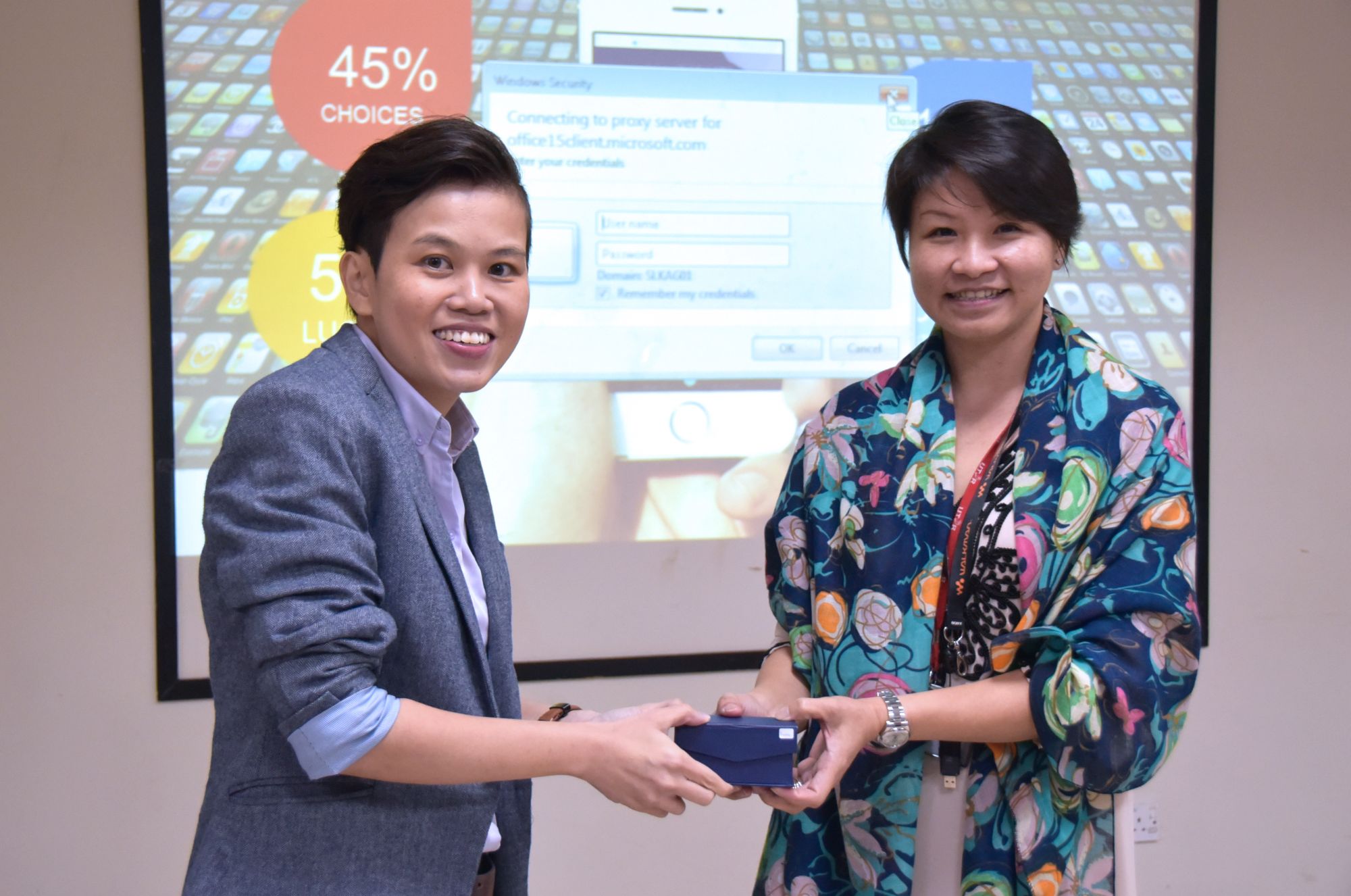 Dr Wong Whee Yen presenting a token of appreciation to Jen Yong