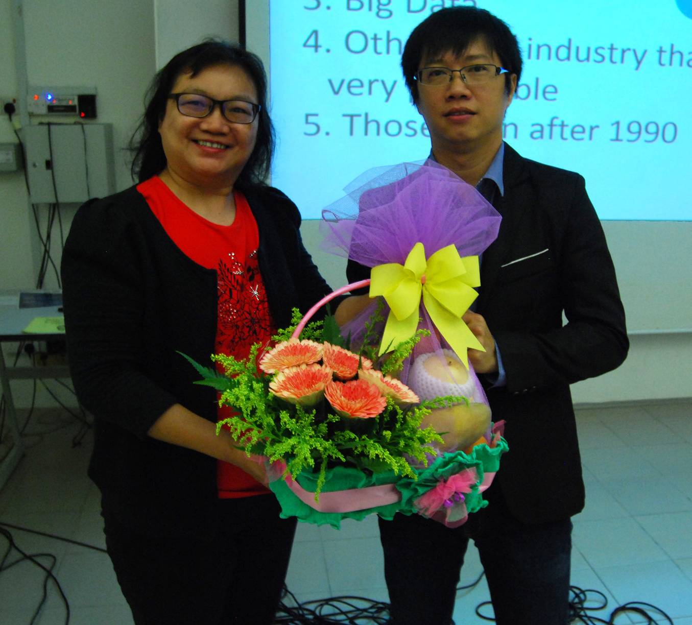 Dr Au Yong presenting a souvenir to Cheng