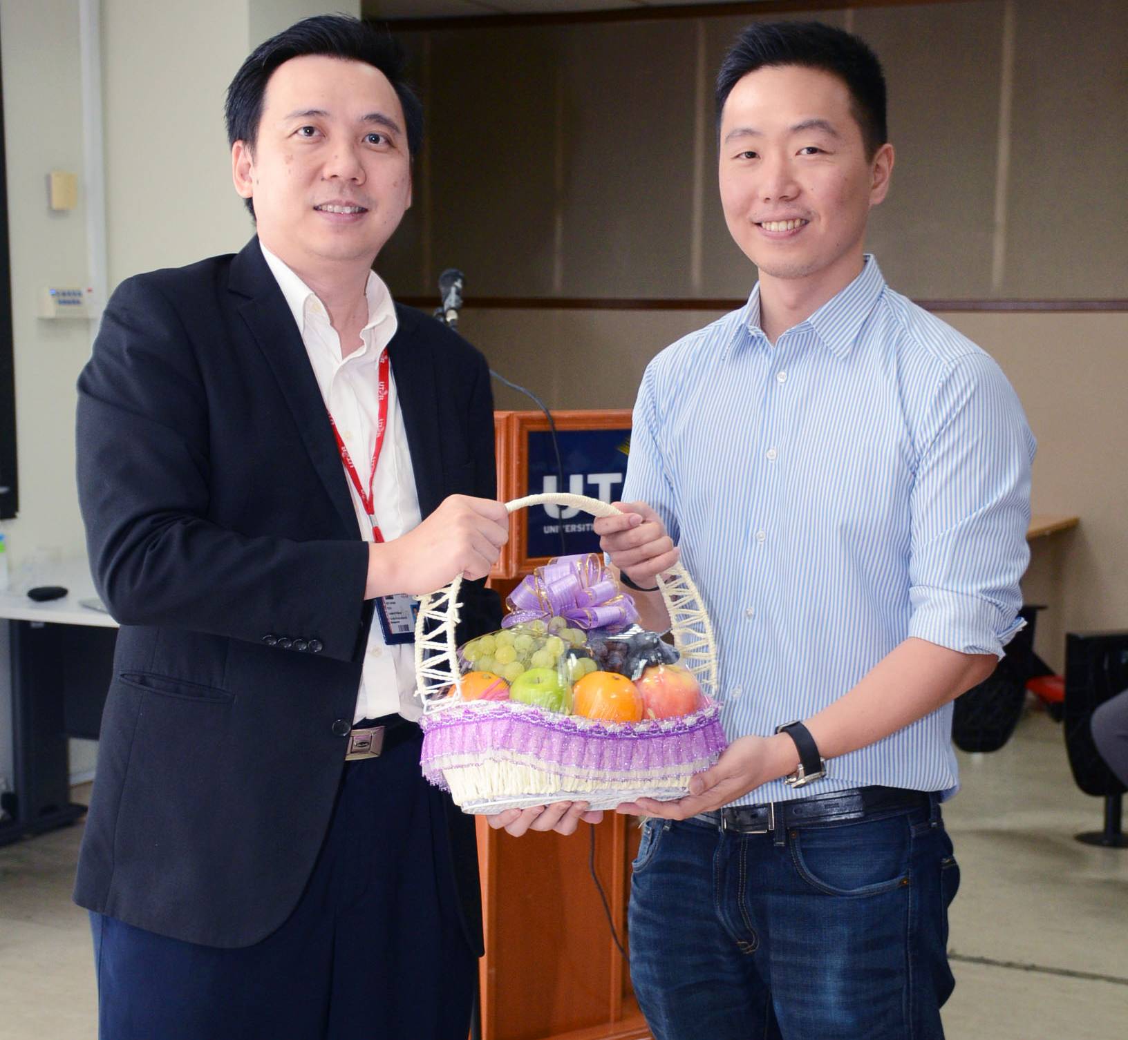 Dr Hen (left) presenting the token of appreciation to Derek (right)