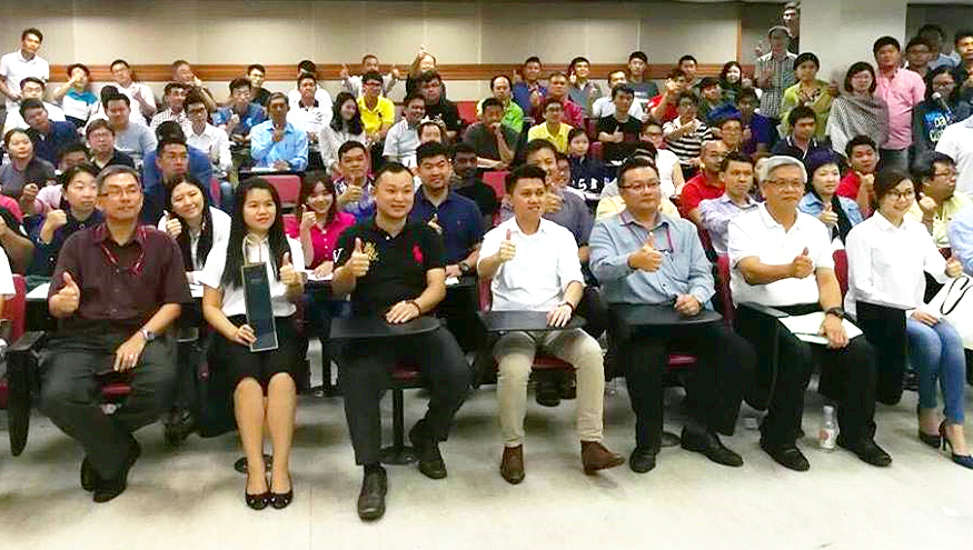 Deputy Minister of Education Senator Datuk Chong Sin Woon with the participants