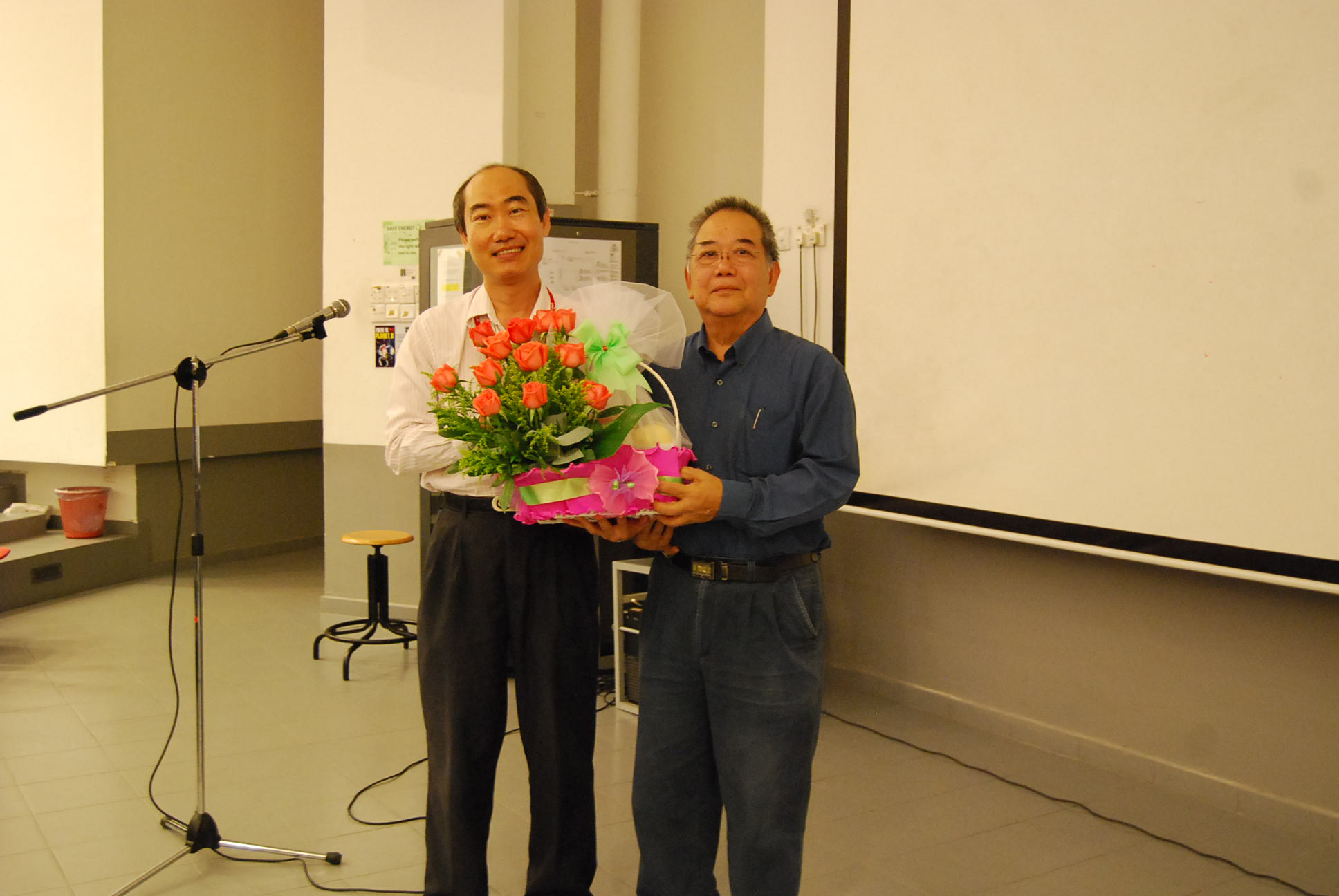 Dr Lim Tuck Meng presenting a token of appreciation to Stuart Soo