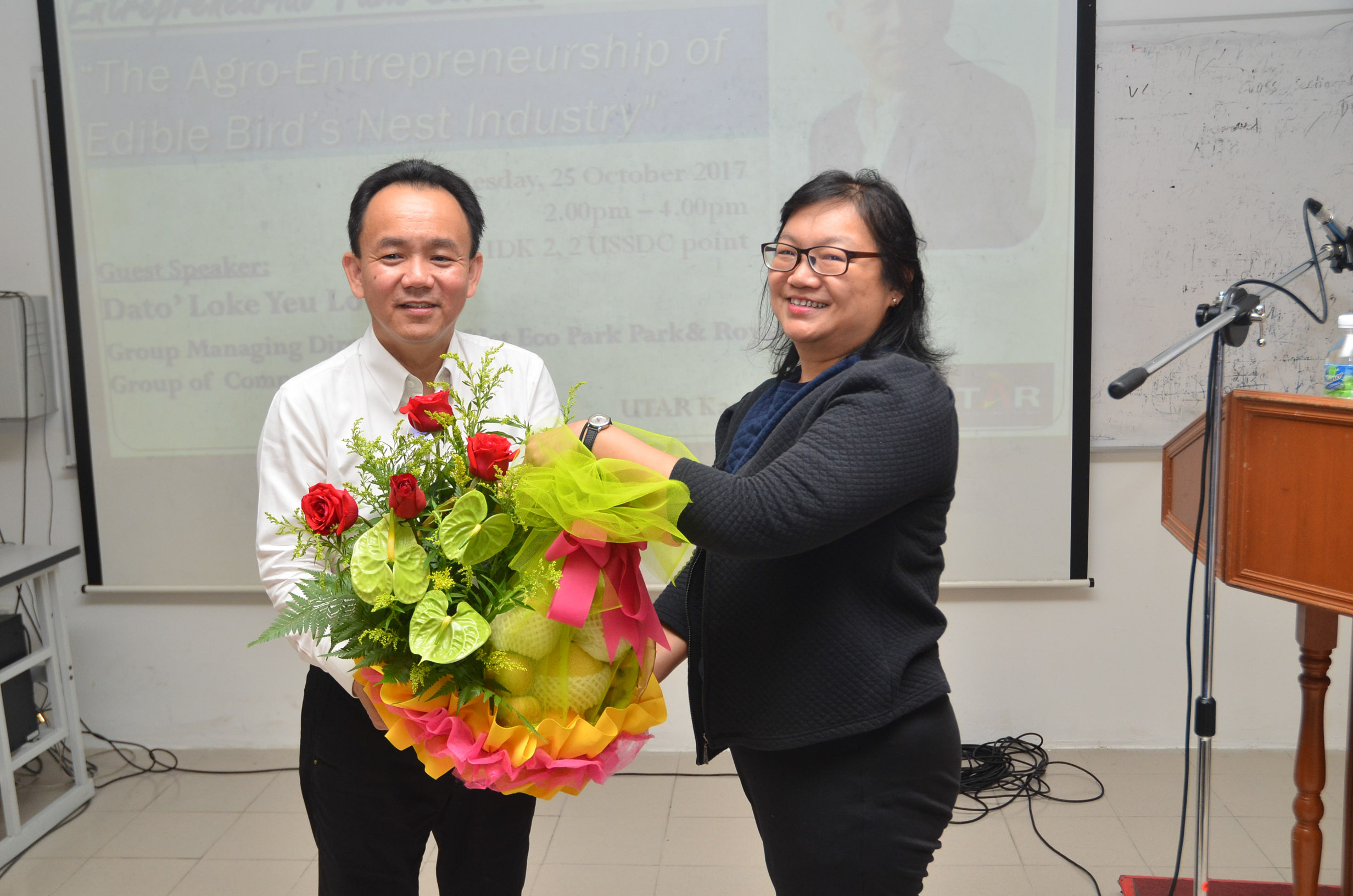 Dr Au Yong (right) presenting a token of appreciation to Dato’ Loke